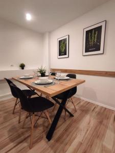 tavolo da pranzo con sedie e bicchieri da vino di Alicante Apartament - 48m² ✓ a Rybnik