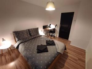 sypialnia z łóżkiem i biurkiem w obiekcie Alicante Apartament - 48m² ✓ w Rybniku