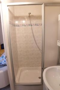 eine Dusche mit Glastür im Bad in der Unterkunft Le Rove : la petite maison in Le Rove