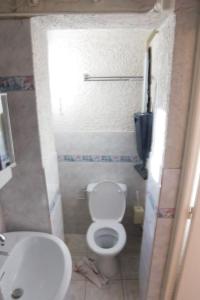 ein kleines Bad mit WC und Waschbecken in der Unterkunft Le Rove : la petite maison in Le Rove