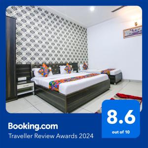 1 dormitorio con 2 camas en una habitación en FabHotel Ace, en Ludhiana