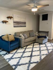 a living room with a couch and a rug at Cozy1King1Queen/1.5bth2min Frm UpTown in Lexington