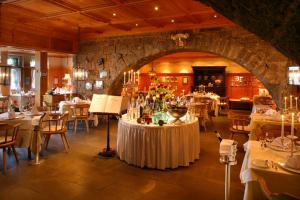 un comedor con mesa en un restaurante en Hotel Sächsischer Hof, en Meiningen