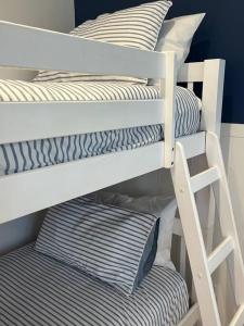 The Ranch - Coastal Farmhouse bringing family and friends together客房内的一张或多张床位