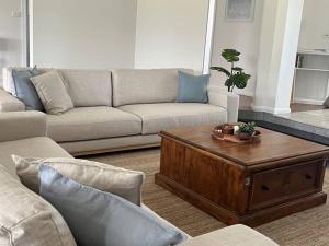 The Ranch - Coastal Farmhouse bringing family and friends together的休息区