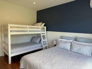 The Ranch - Coastal Farmhouse bringing family and friends together客房内的一张或多张床位