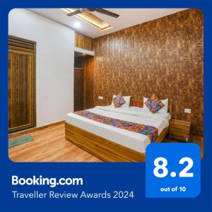 Una habitación de hotel con una cama en una habitación en FabHotel Moon Gaze Inn, en Kānpur