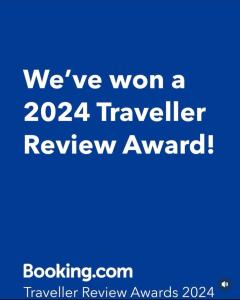 um fundo azul com o texto que ganhámos um prémio de comentários de viajantes em Blue Horizon Gem On The Port em Rafina