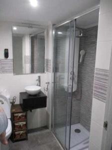 y baño con ducha y lavamanos. en Casa Rural La Malena, en Azuara