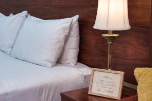 Un pat sau paturi într-o cameră la The Metropole Guest House Katoomba