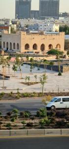 una macchina bianca parcheggiata in un parcheggio con un edificio di السلطان شقق سكنية مستقلة Private independent a Medina