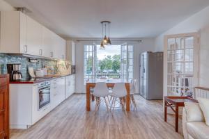 cocina y comedor con mesa y sillas en Chic and modern house with parking garden and gym, en Saint-Denis