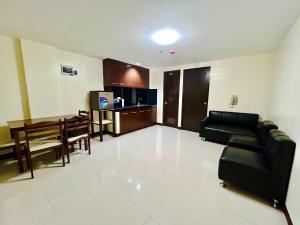 sala de estar con sofá y comedor en OYO 1045 Rayjan Apartelle en Manila