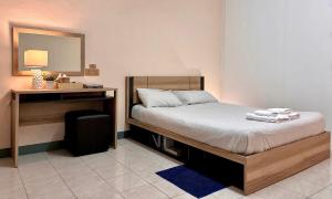 Un pat sau paturi într-o cameră la INN Room