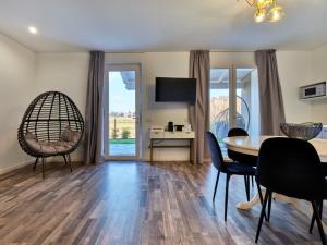 Televízia a/alebo spoločenská miestnosť v ubytovaní Residence Le Aromatiche