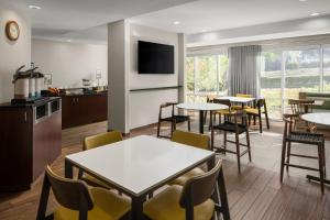 cocina y comedor con mesas y sillas en Fairfield Inn & Suites Portland West Beaverton, en Beaverton