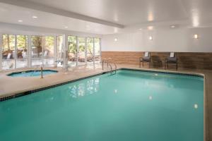 een groot zwembad in een hotelkamer bij Fairfield Inn & Suites Portland West Beaverton in Beaverton
