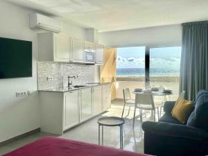 Kuchyň nebo kuchyňský kout v ubytování spiaggia a 300 m vista oceano Wi Fi 4ºpiano