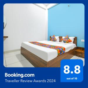 1 dormitorio con 1 cama en una habitación en FabExpress Golden Epoch en Indore