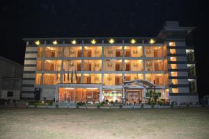 un gran edificio con luces encendidas por la noche en Brisa Marina CBC Resort ব্রিসা মেরিনা সিবিসি রিসোর্ট, en Patenga