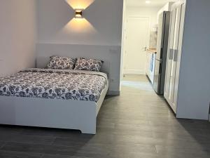 Un dormitorio con una cama y una luz en la pared. en Mirador de Jandia, Wi Fi, AC, en Morro del Jable