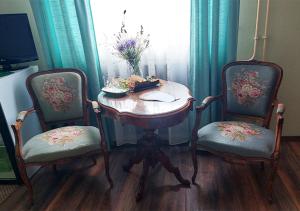 a table with two chairs and a bowl of food on it at Rohonci Vendégház in Kőszeg