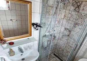 Kúpeľňa v ubytovaní Rohonci Vendégház + 26 fotografií