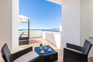 a balcony with a table and chairs and a view of the ocean at Dúplex de Lujo Marbella Golf in Marbella