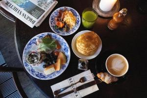 una mesa con platos de comida y una taza de café en Hotel & Ristorante Bellora en Gotemburgo