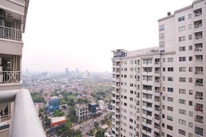 - une vue sur la ville depuis un bâtiment dans l'établissement Sudirman Park Apartment, à Jakarta