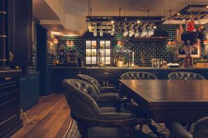 Sohvabaar või baar majutusasutuses Hotel Pigalle