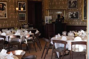 Restoran või mõni muu söögikoht majutusasutuses Hotel Pigalle