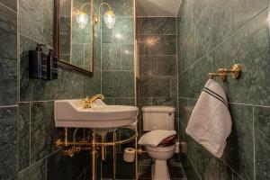 Vannituba majutusasutuses Hotel Pigalle