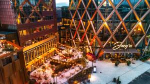 uma vista superior de um edifício com um restaurante em Jacyz em Gotemburgo