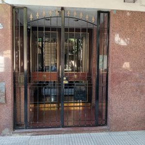 una entrada a un edificio con puertas de cristal en Depto La Boca en Buenos Aires