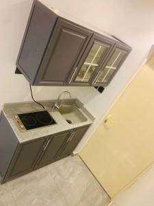 a kitchen with a stove and some cabinets at شقق كالم الفندقية in Riyadh