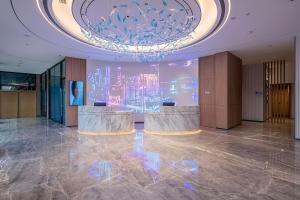 um grande átrio com um lustre num edifício em Holiday Inn Express Chongqing Nanbin Road, an IHG Hotel em Chongqing