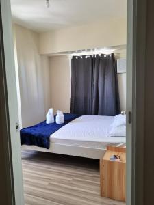 um quarto com uma cama com dois bichos de peluche em AVIDA Riala T4 2118 /one bed room em Cebu