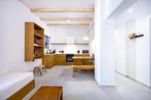 Kuchyň nebo kuchyňský kout v ubytování ANGONI SUITES