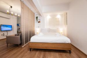 Katil atau katil-katil dalam bilik di Quiet Apartment with a Garden at Exarcheia