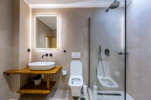Koupelna v ubytování ANGONI SUITES