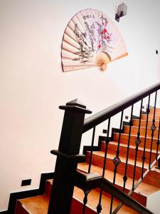 uma escada em espiral com uma ventoinha na parede em Airport Faith Hotel em Katunayaka