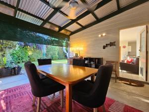Unley的住宿－Unley Retreat，一间带木桌和椅子的用餐室