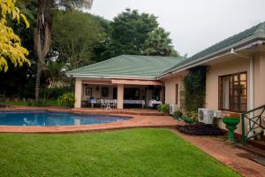 ein Haus mit Pool im Hof in der Unterkunft 12 FLEETWOOD in Harare