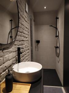 uma casa de banho com uma banheira branca e um espelho. em Ateljee Sohie em Hoeilaart