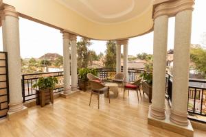 balkon ze stołem i krzesłami oraz widokiem w obiekcie INGANZO BOUTIQUE HOTEL w mieście Kigali