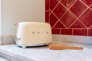 una tostadora en una encimera en la cocina en T4 Hypercentre - Climatisé - 300m Jean Jaurès, en Toulouse
