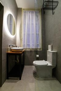 łazienka z umywalką, toaletą i oknem w obiekcie Valletta Collection - Felix Apartments w mieście Valletta