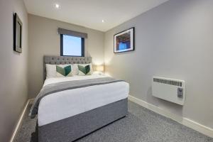 Un dormitorio con una cama grande y una ventana en Host & Stay - Ropewalks Abode, en Liverpool