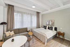 um quarto de hotel com uma cama e um sofá em limehome Munich Fritz-Erler Str em Munique